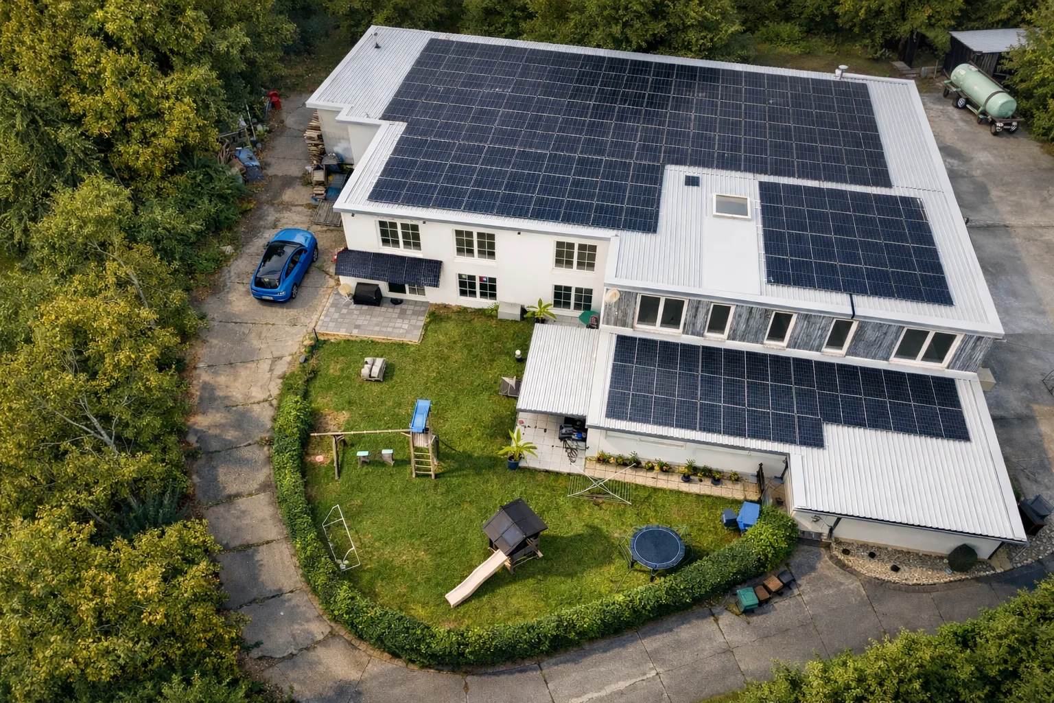 Gebäude mit Photovoltaikanlage aus der Vogelperspektive